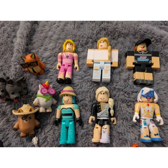 Roblox Action Figures Assorted Lot Of 10 Video Game Characters & Accessories - Picture 2 of 3